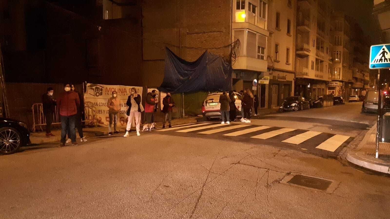 Fotos: cientos de personas salen a la calle tras los terremotos en Granada