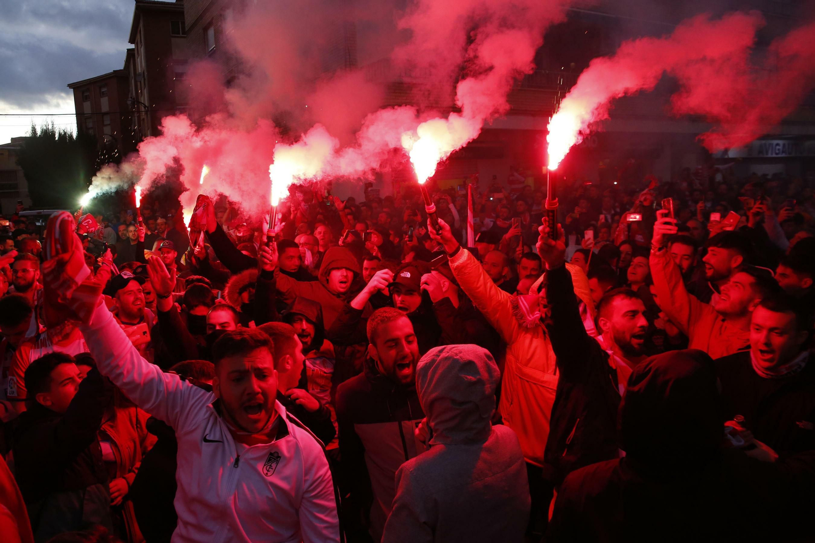 Apoteósico recibimiento a la plantilla del Granada