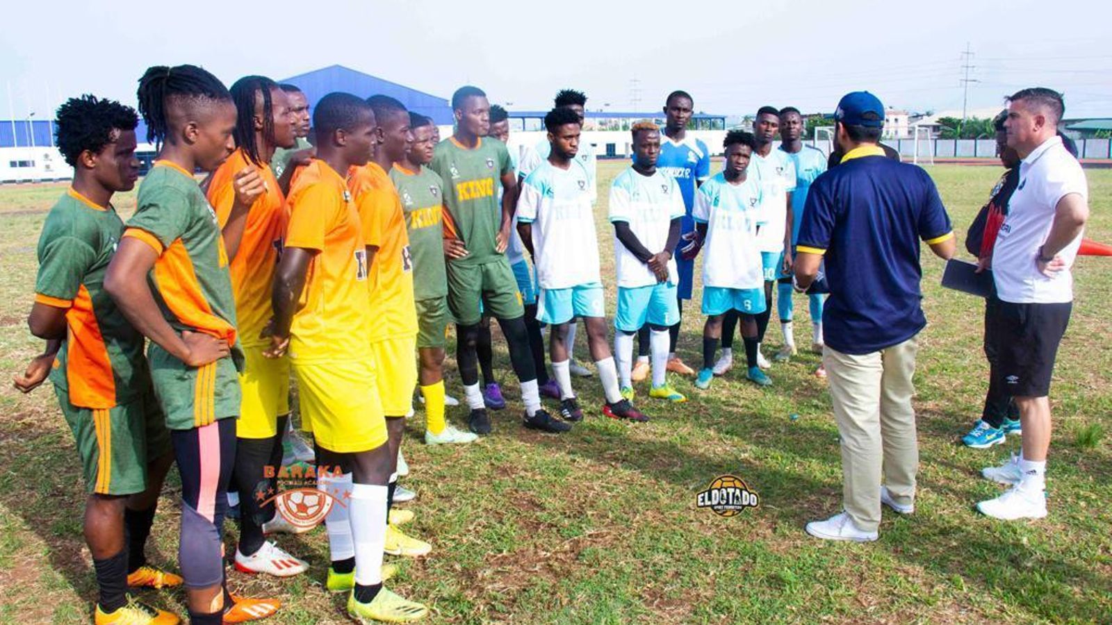 Juan Carlos Ramírez charla con los jugadores nigerianos con la ayuda de un intérprete.