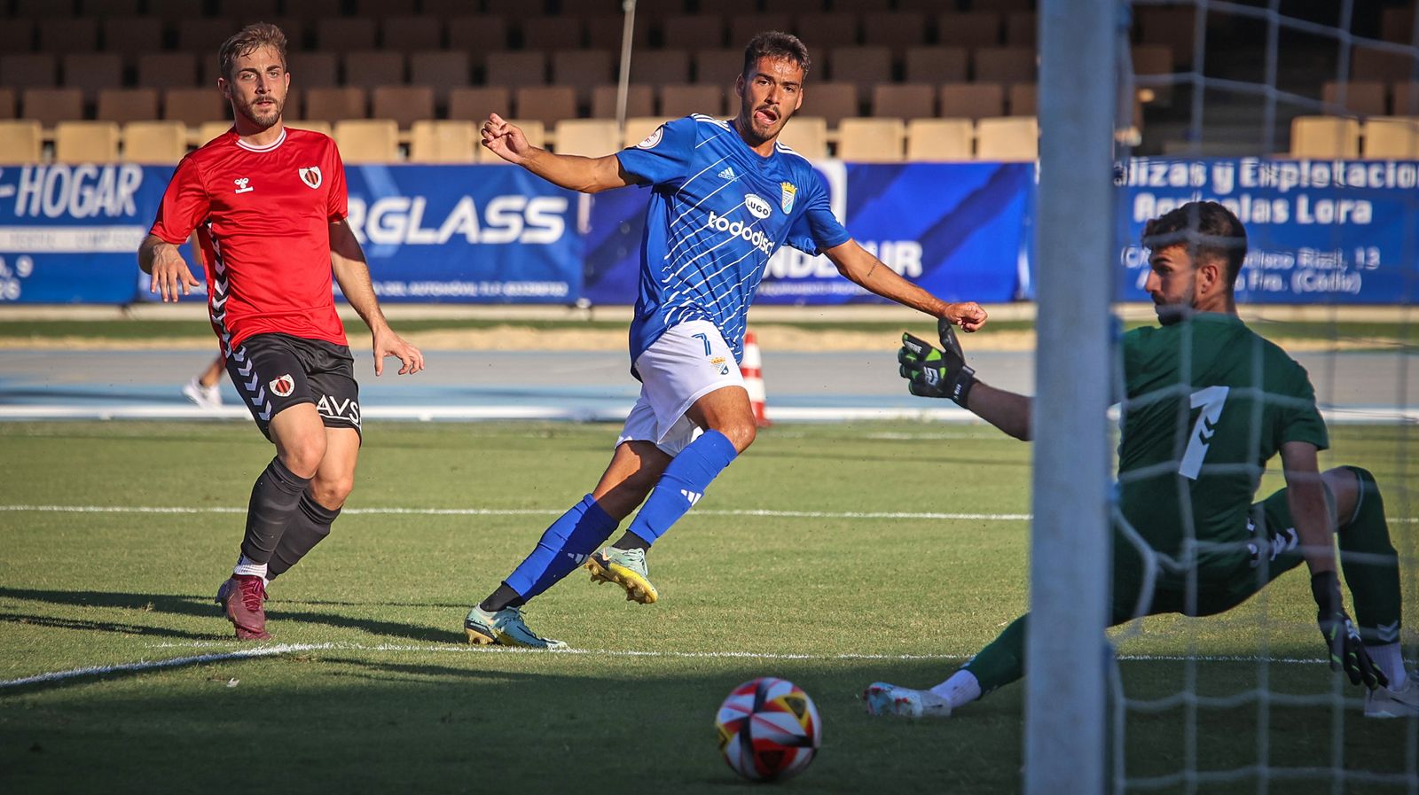 Un momento del partido entre el Xerez y la AD Cartaya.