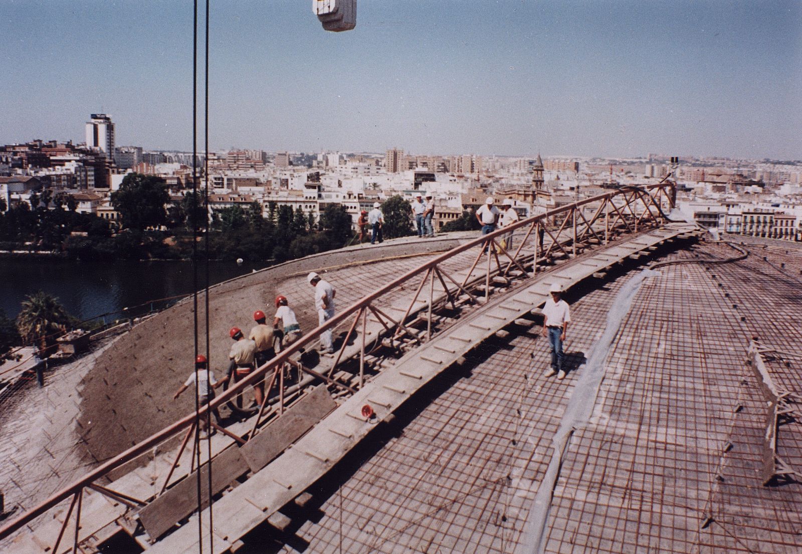 Construcción del Teatro de la Maestranza en el Paseo Colón.