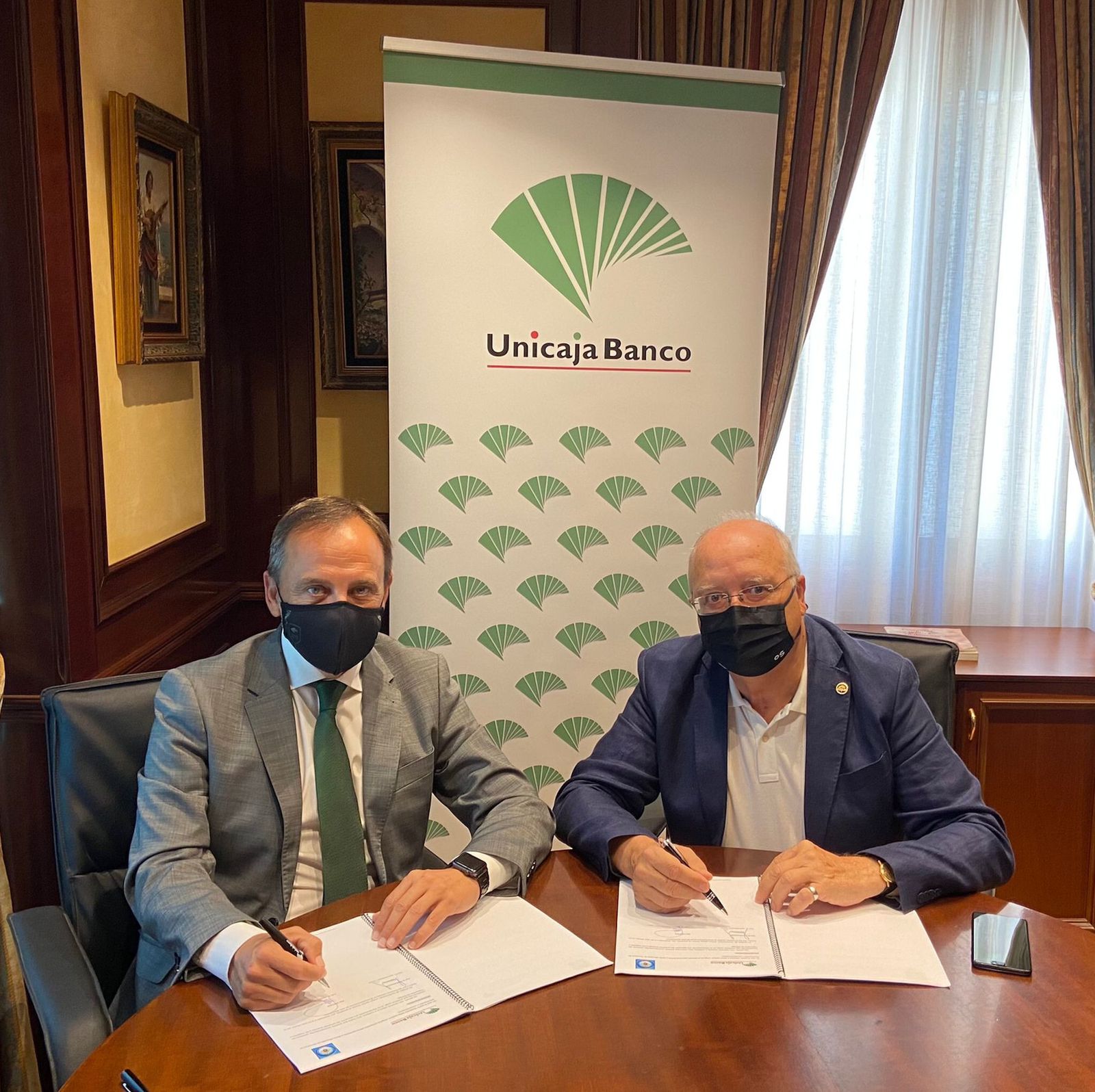 Unicaja Banco renueva su acuerdo con las cofradías de Gloria de Málaga