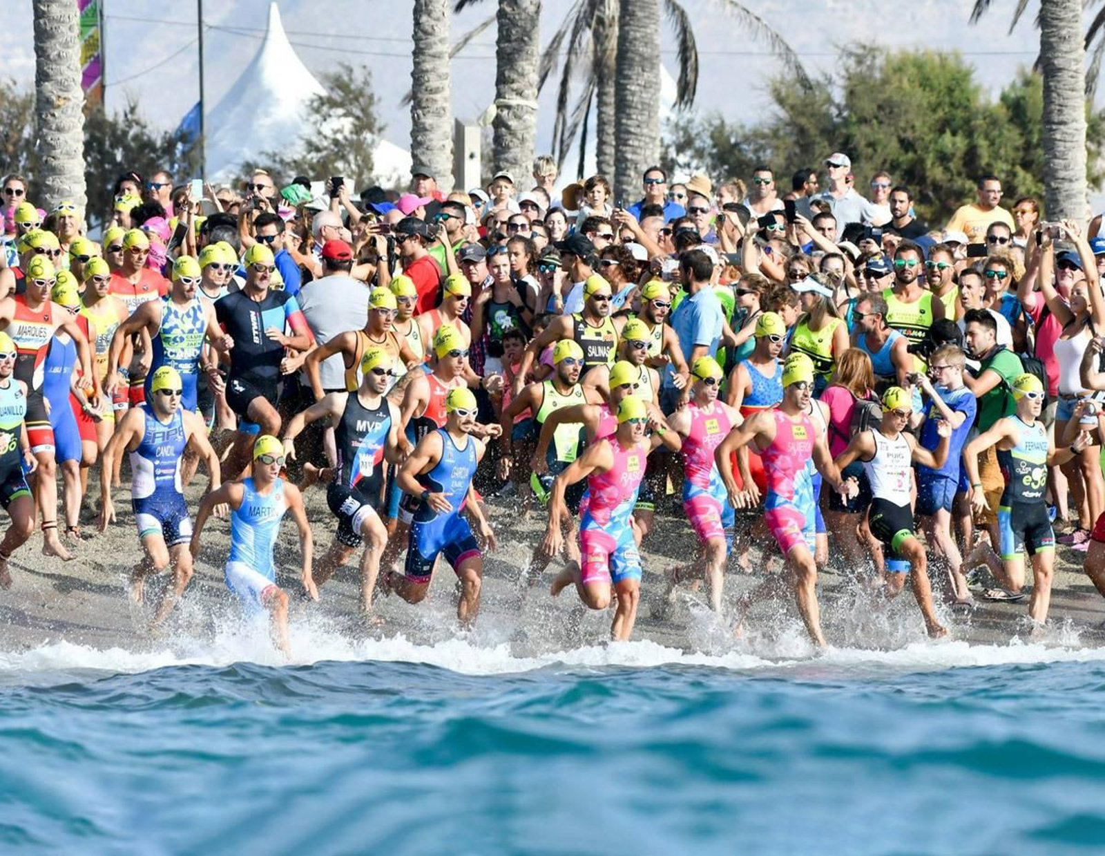 Los participantes de la prueba se lanzan al agua durante la edición del pasado año.