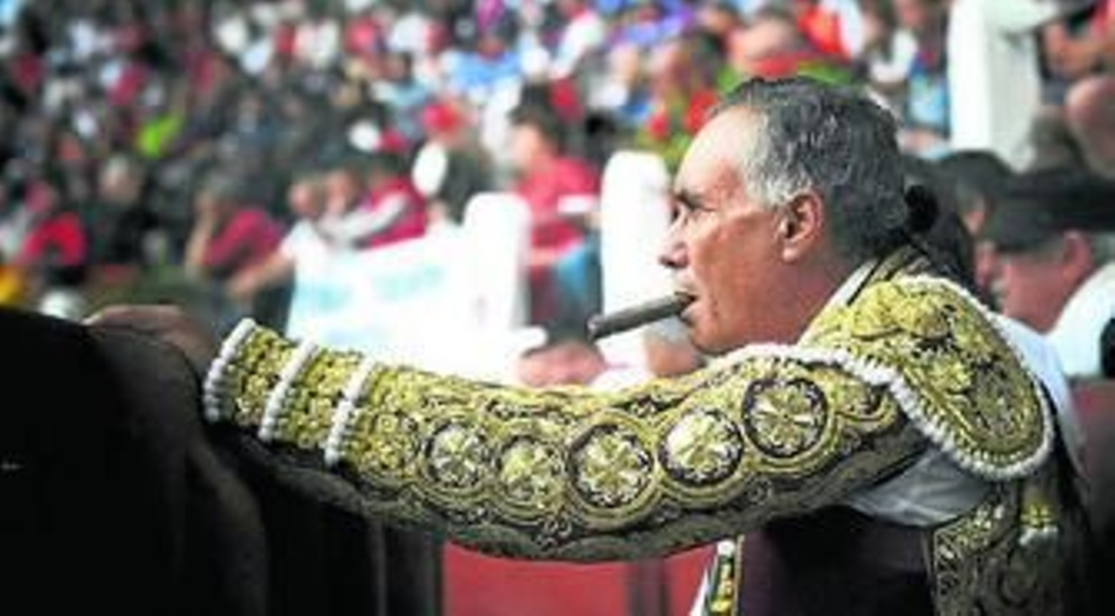 El Pana, en el callejón, con su sempiterna estampa, fumando un puro.