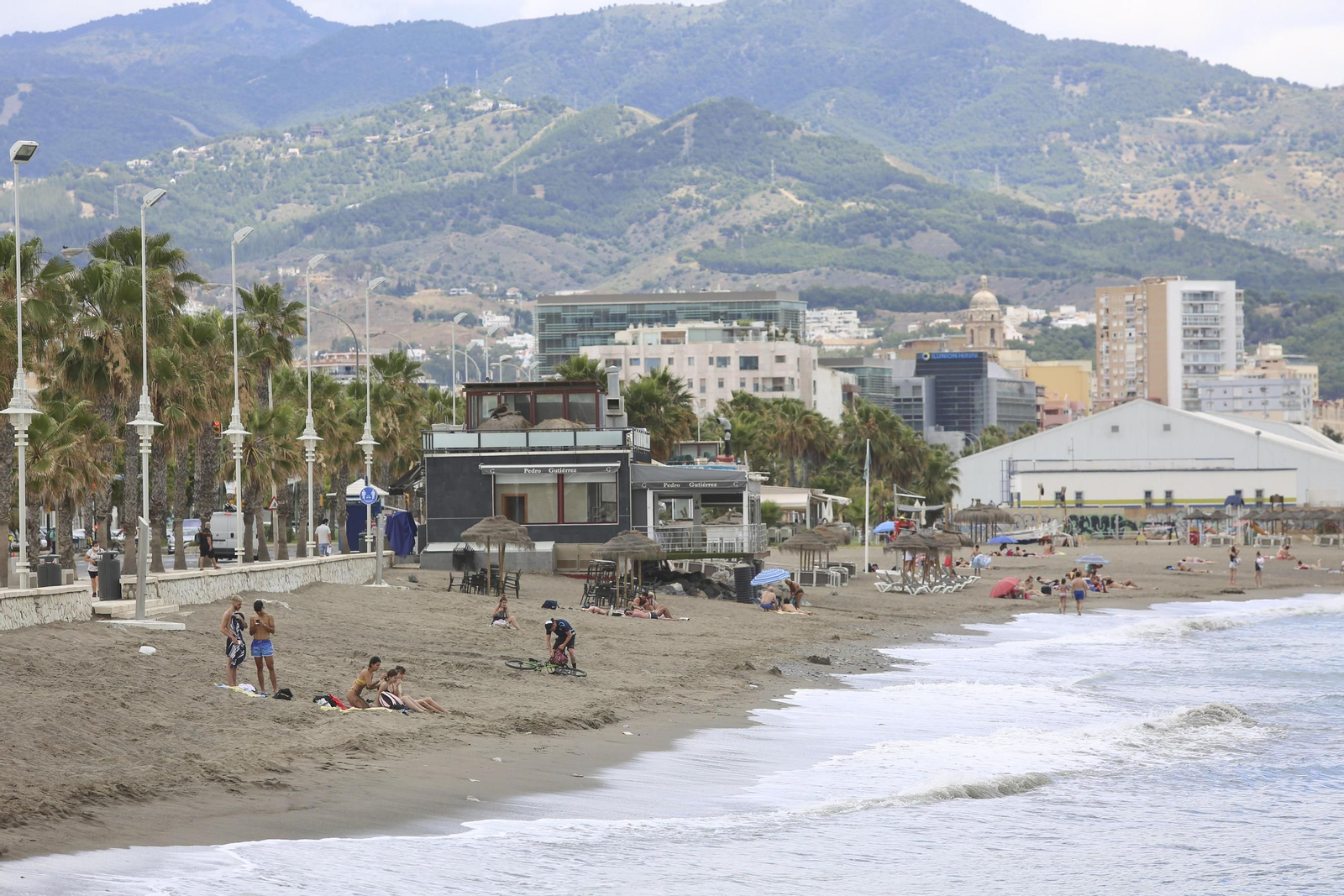 Fotos de la playa de La Misericordia, en Málaga, en el segundo día de calor de la desescalada