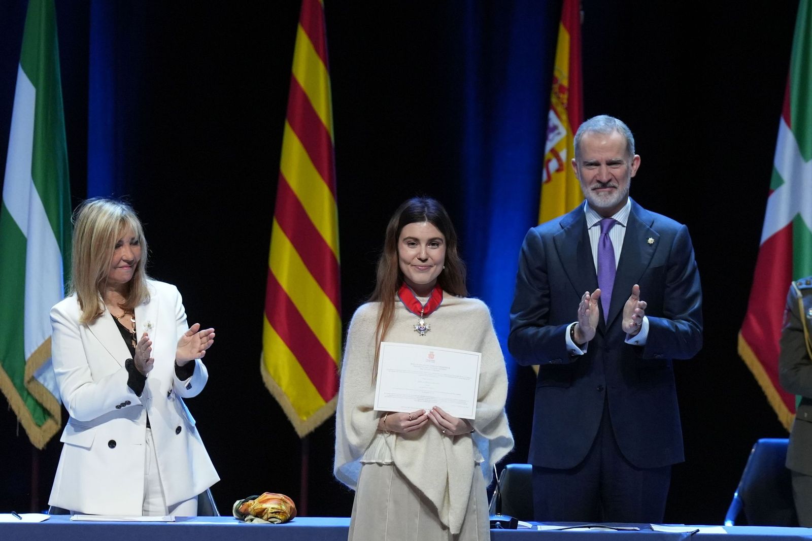Felipe VI e Isabel Perelló, presidenta del CGPJ, en Barcelona en la entrega de despachos a los 121 jueces de la nueva promoción.
