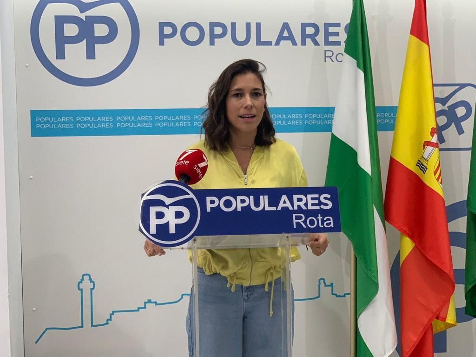La portavoz del PP de Rota, Auxiliadora Izquierdo, en una rueda de prensa.
