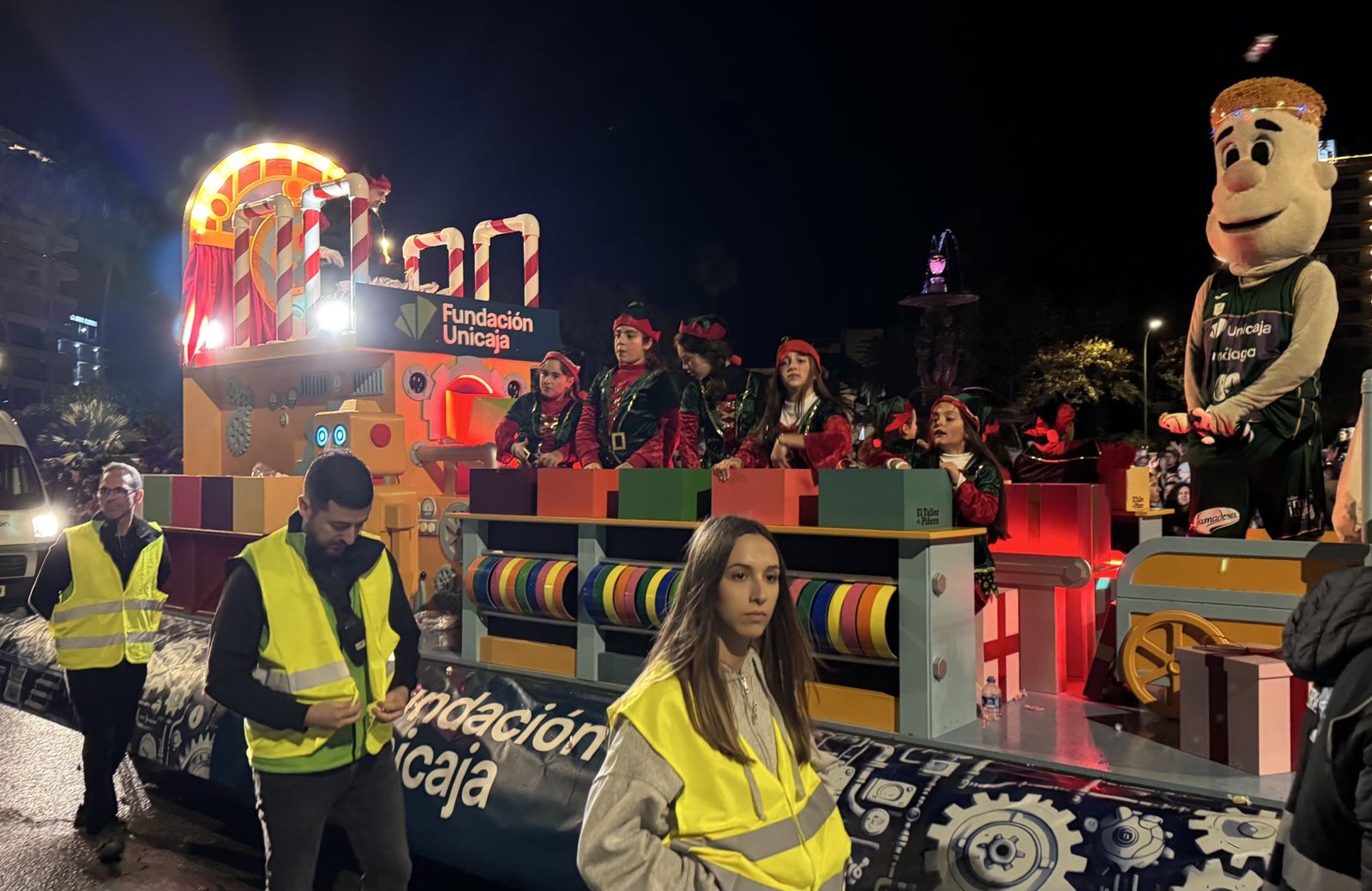 Baltasar Perry reparte magia y felicidad por las calles de Málaga
