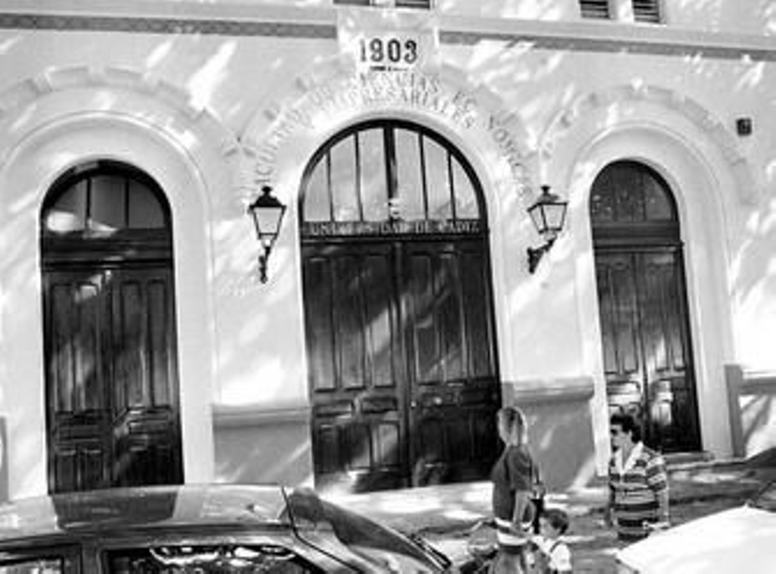 Fachada principal de la Facultad de Ciencias Económicas y Empresariales, en el campus de Cádiz.