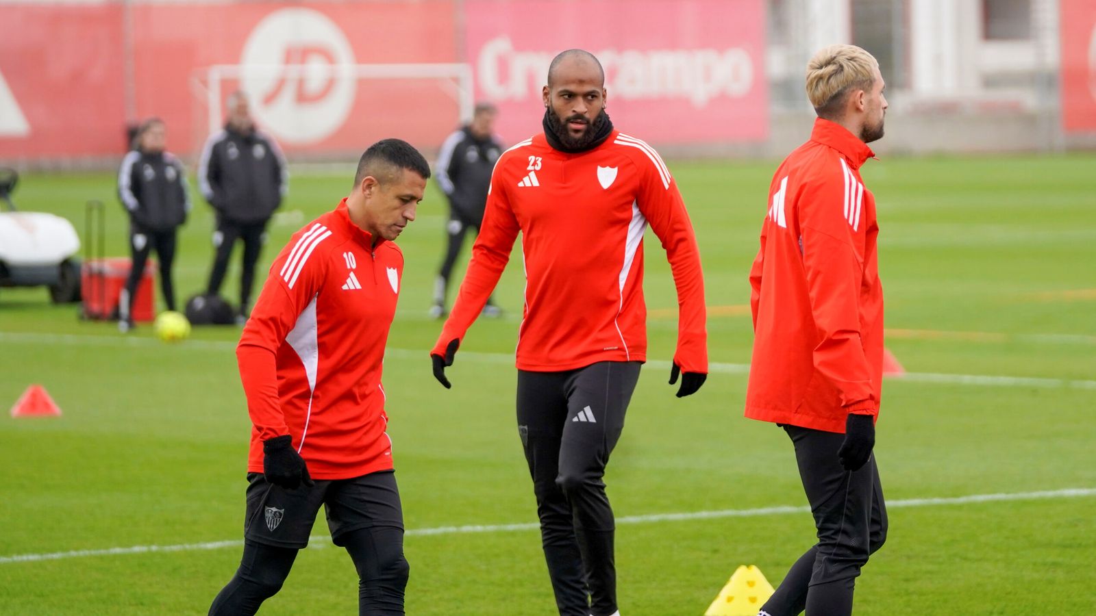 Alexis Sánchez y Marcao, dos de los veteranos, serios en un entrenamiento.
