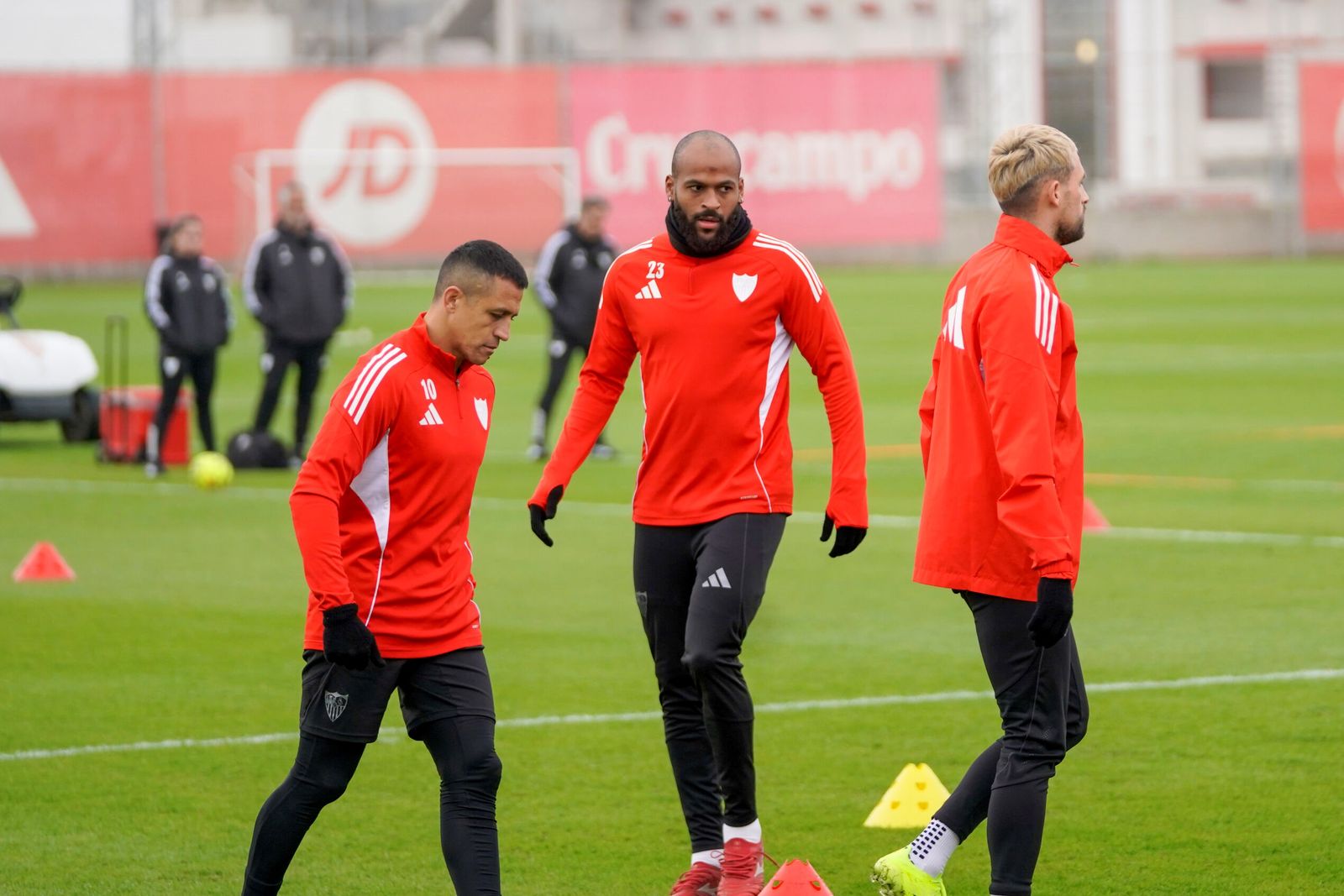 Alexis Sánchez y Marcao, dos de los veteranos, serios en un entrenamiento.