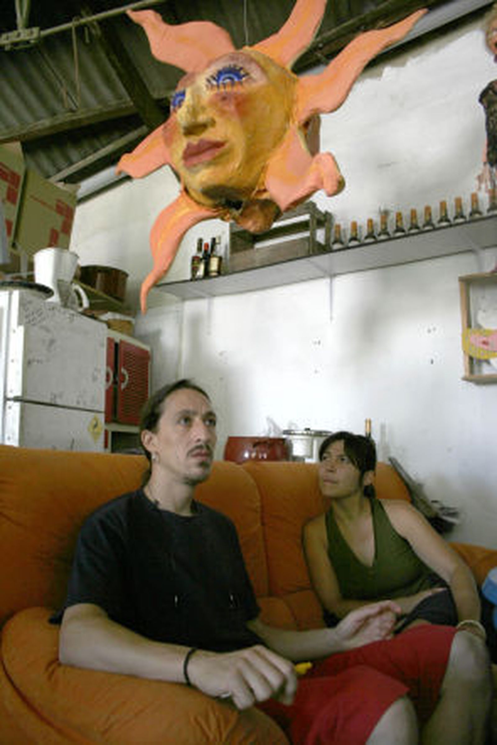 Los artesanos de los once talleres en el corralón de Castellar evitan su desalojo