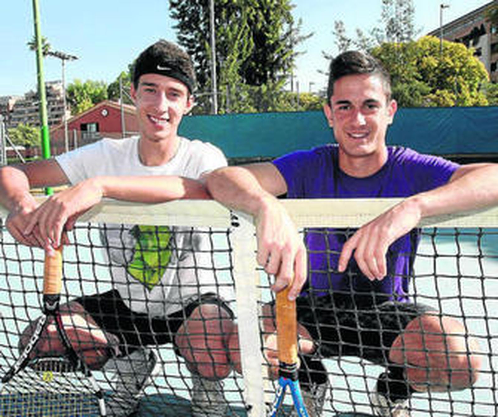 José Manuel, de blanco, posa junto a Javier tras un entrenamiento en el Club de Tenis Betis.