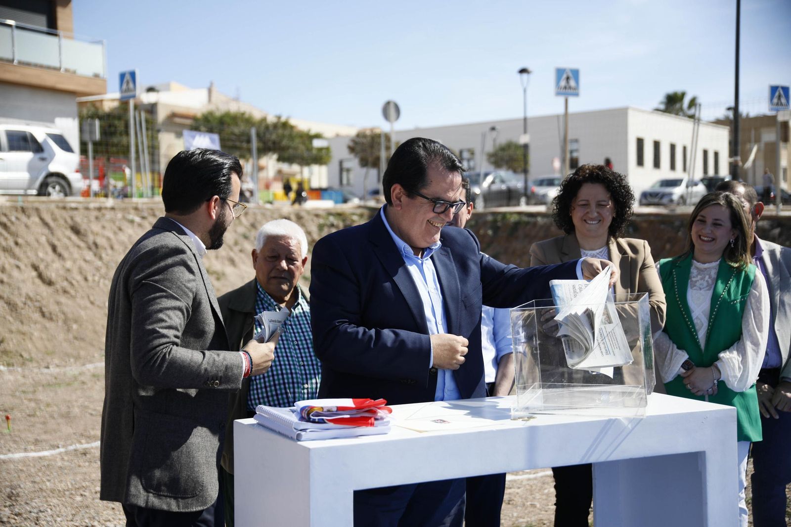Las imágenes de la primera piedra del Centro de mayores en Balanegra