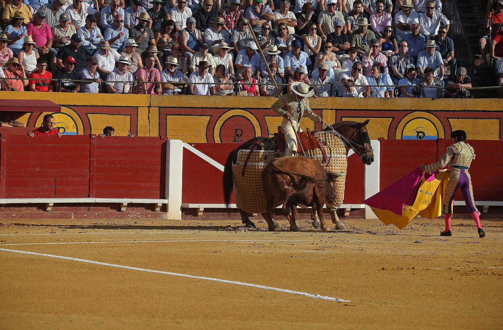 Fotos de la corrida del viernes de la Feria Taurina de Algeciras 2023: Morante de la Puebla, Emilio de Justo y David Galván