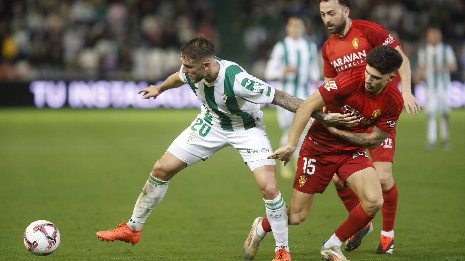 Antonio Casas pelea por el balón con Vital en el Córdoba CF - Zaragoza.