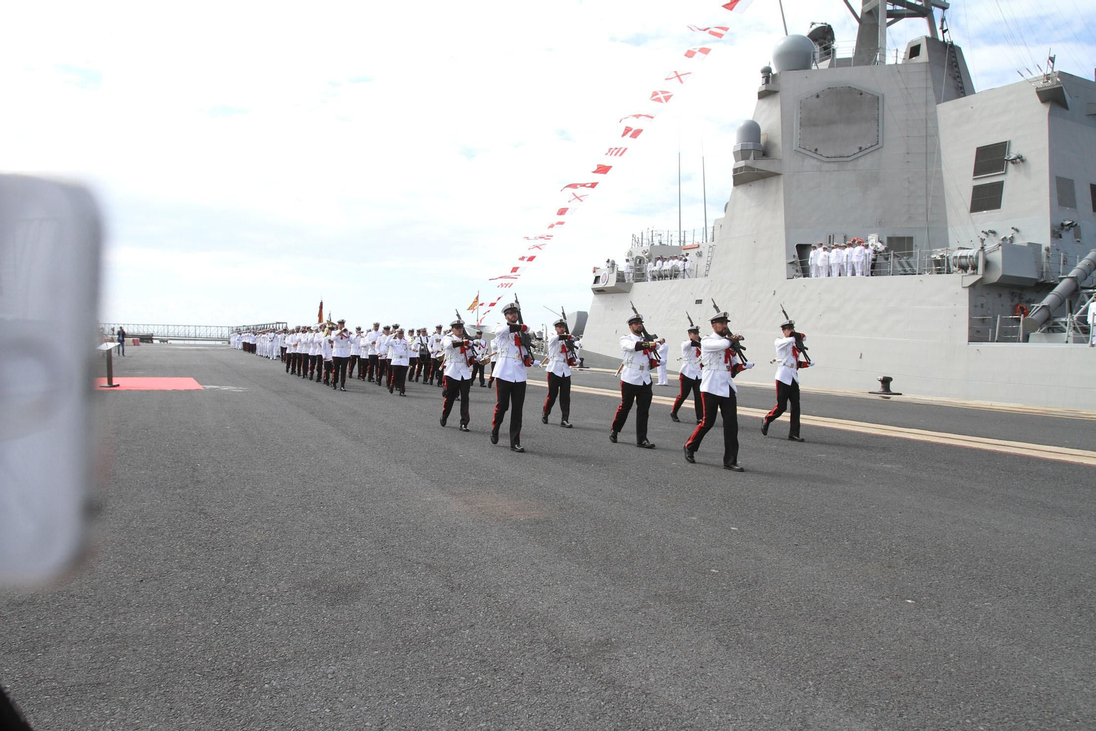 Entrega de la bandera de combate a la fragata Cristobal Colón