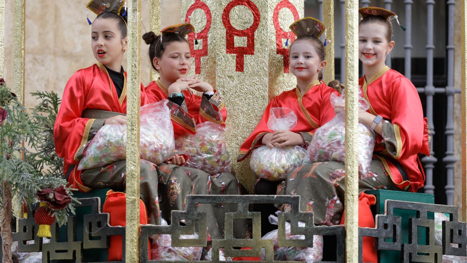 Las fotos de la ínsolita salida de los Reyes Magos del Ateneo un 4 de enero