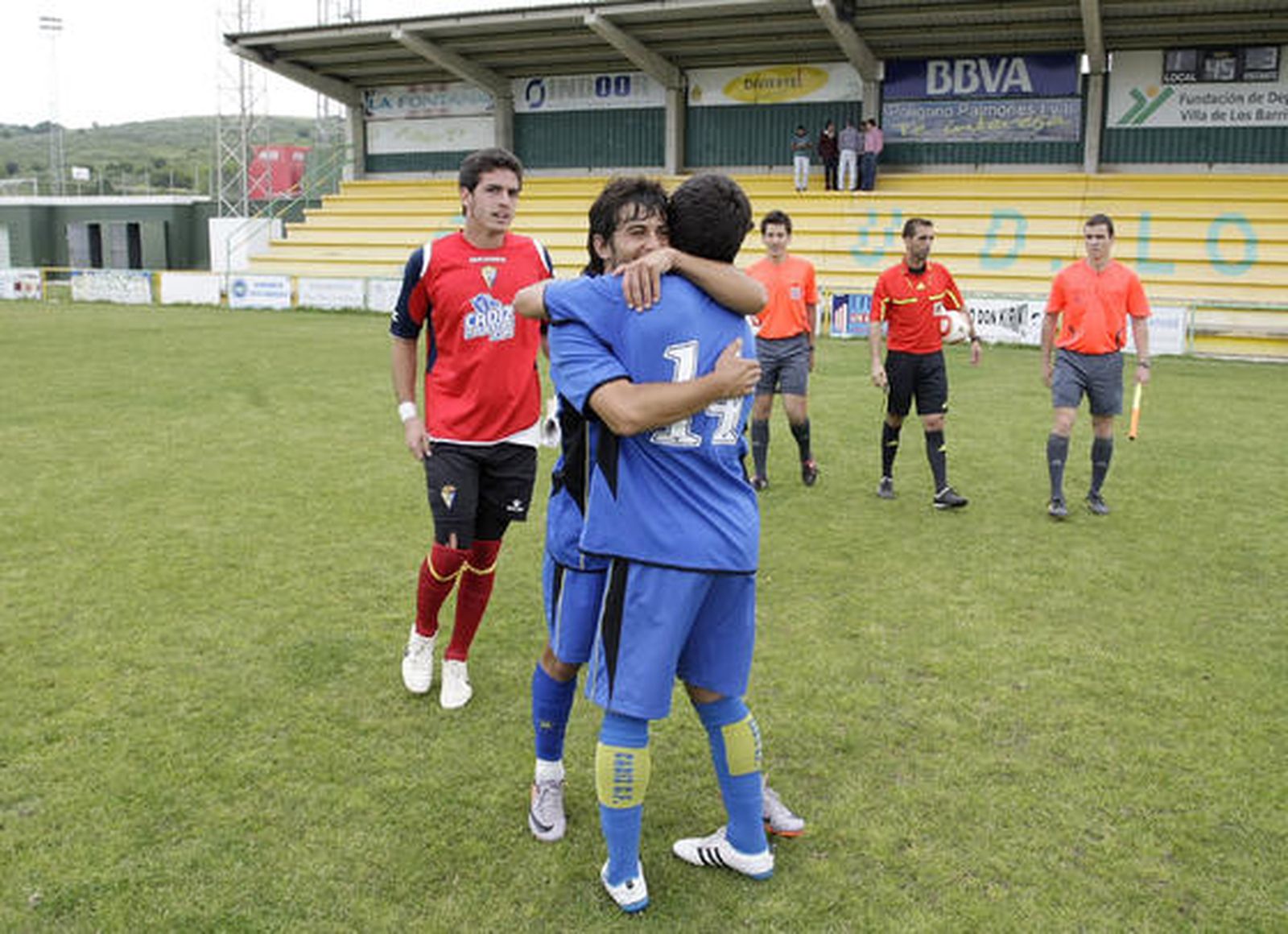 El filial amarillo, que acaba con diez jugadores, se impone con sufrimientos a Los Barrios y logra la permanencia./Fotos:Erasmo Fenoy

Foto: Erasmo Fenoy