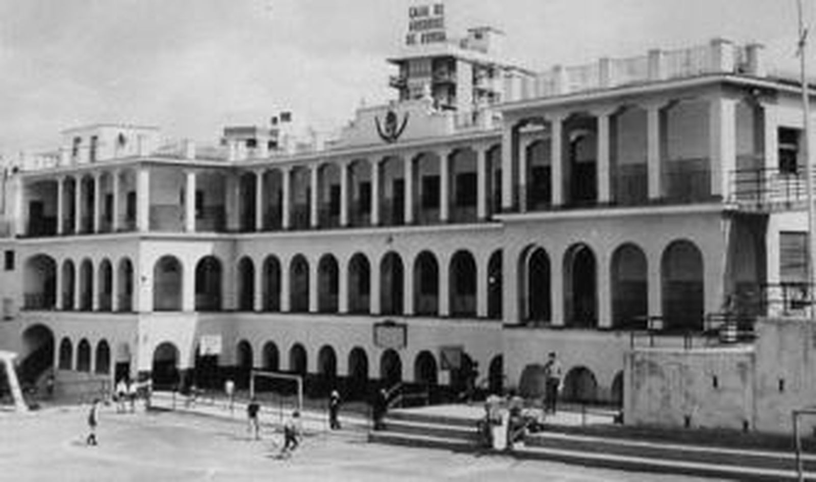 1. Imagen antigua del patio central del colegio Maristas ubicado en la calle Victoria. 2. Varios alumnos en clase antes de realizar un examen con los libros entre ellos para evitar que se copiaran unos de otros. 3. Varios de los estudiantes del centro durante un viaje de estudios. 4. Imagen del inicio de curso de unos de los cursos de los más pequeños.