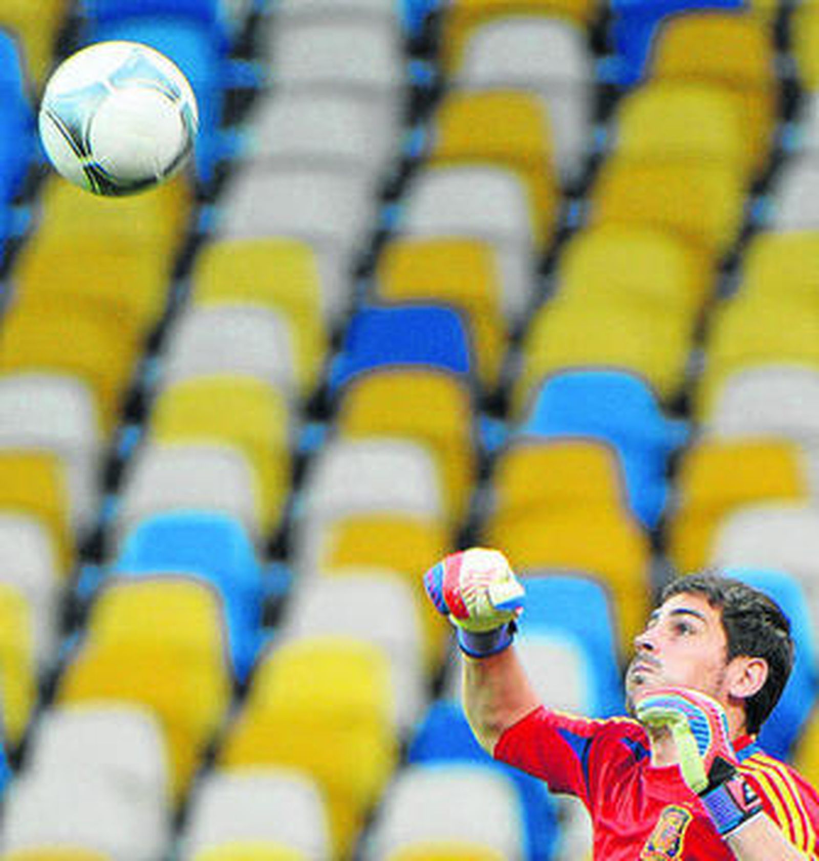 Iker Casillas golpea el balón con el puño.