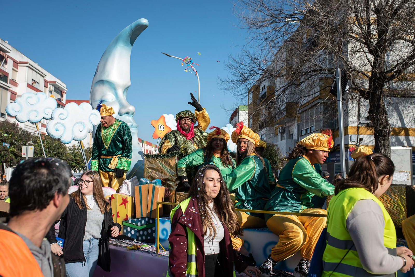 Los Reyes Magos traen la ilusión a los barrios de Huelva, en imágenes