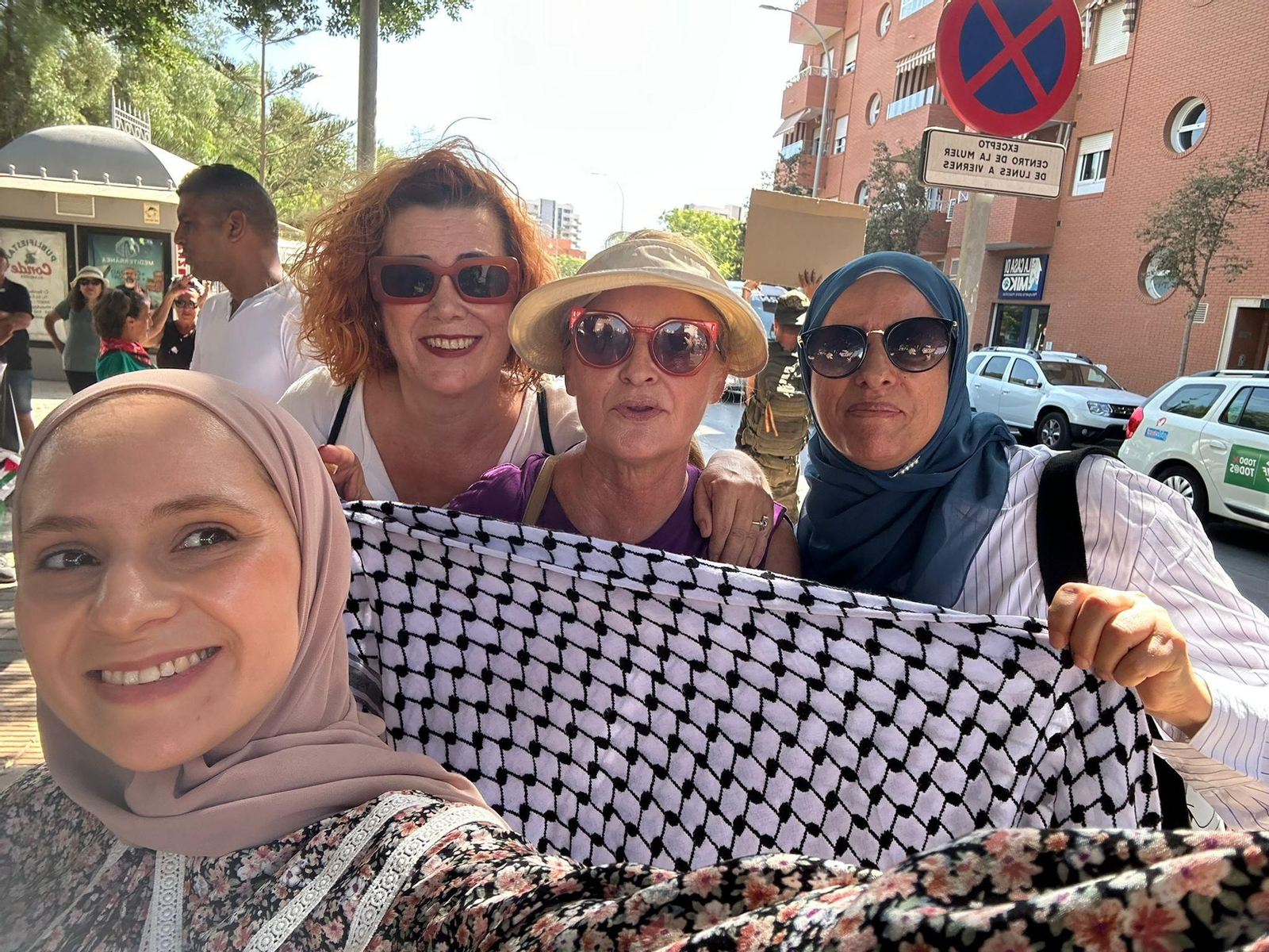 La manifestación de Almería y sus barrios contra el genocidio en Palestina, en imágenes