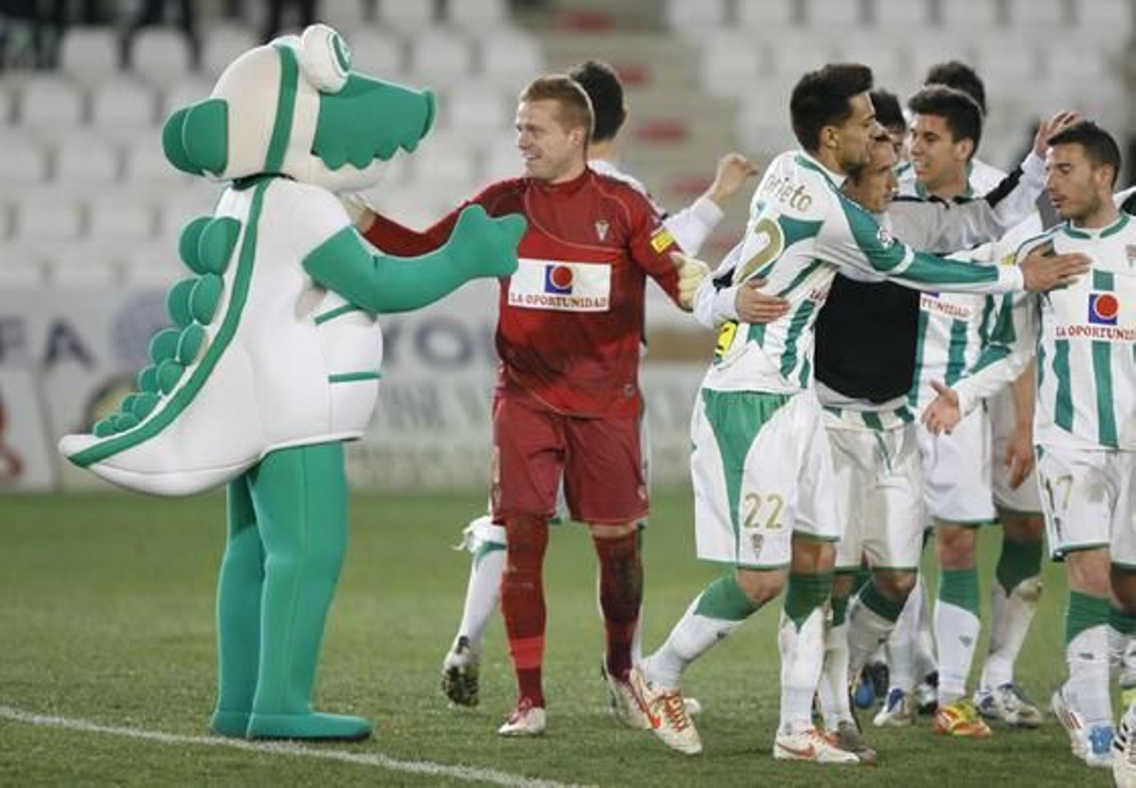 El Córdoba acosa desde el inicio la portería rival y se sobrepone a un penalti fallado por Vitolo con un golazo de Javi Patiño.

Foto: Álvaro Carmona