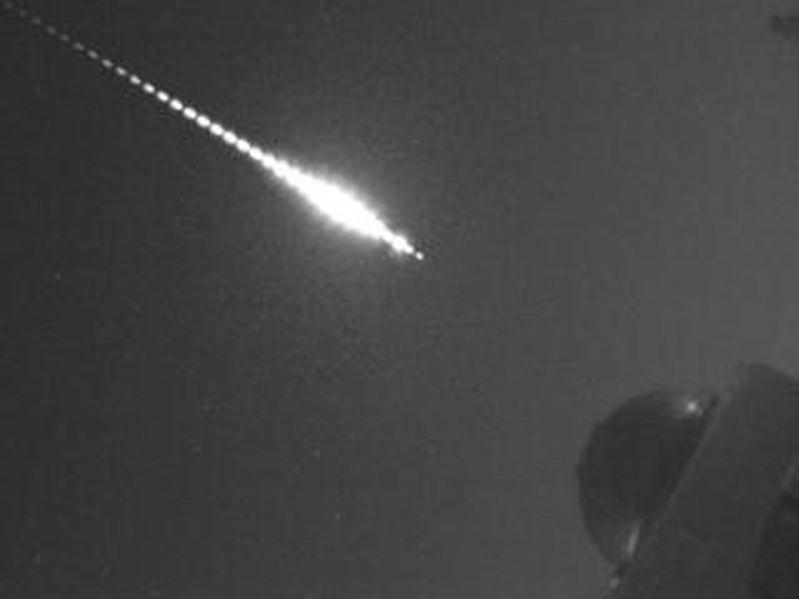 Un moment del paso de la bola de fuego.