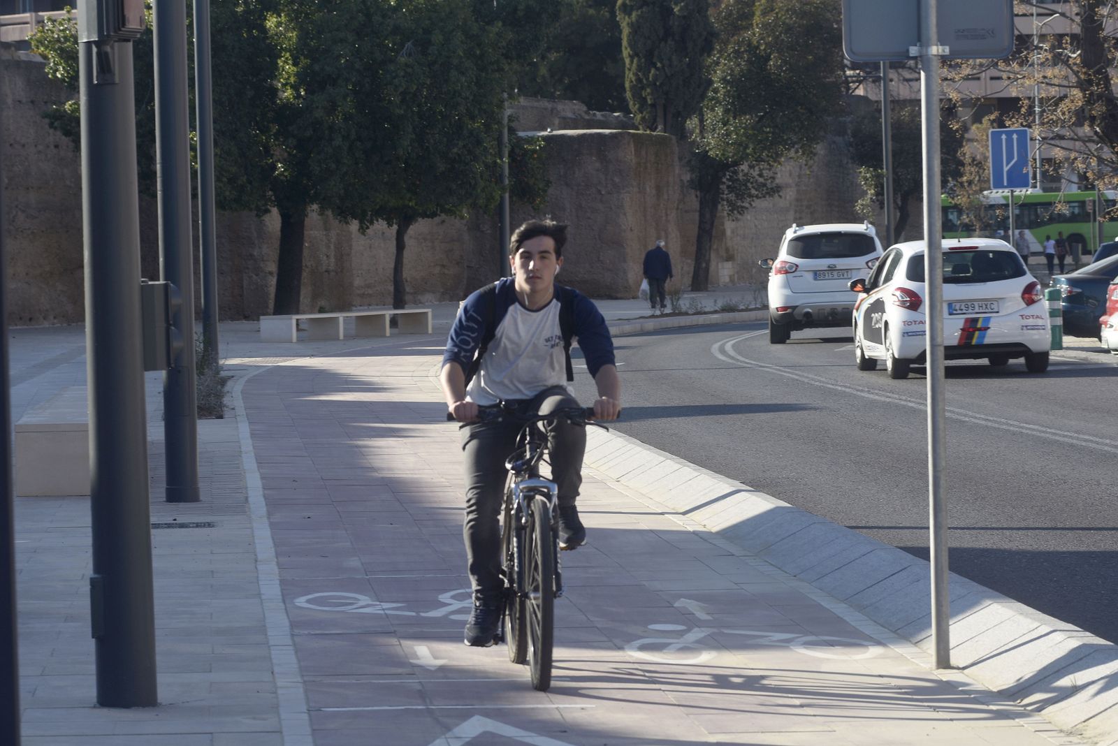 Un joven circula por el carril bici de la Avenida del Marrubial.