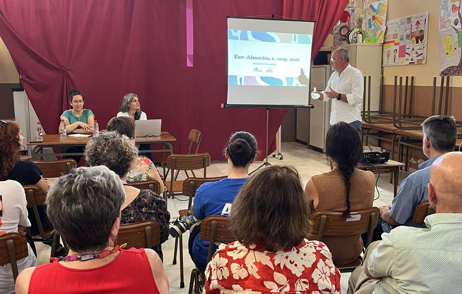 El alcalde de Almócita  explica a los vecinos cómo montar la cooperativa sostenible