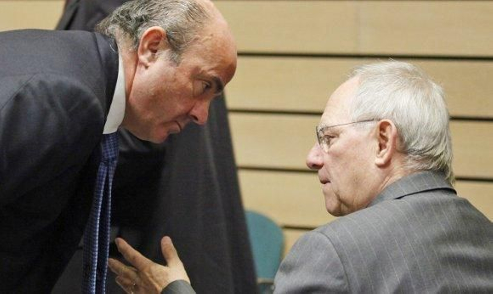 De Guindos no descarta prolongar la subida del IRPF