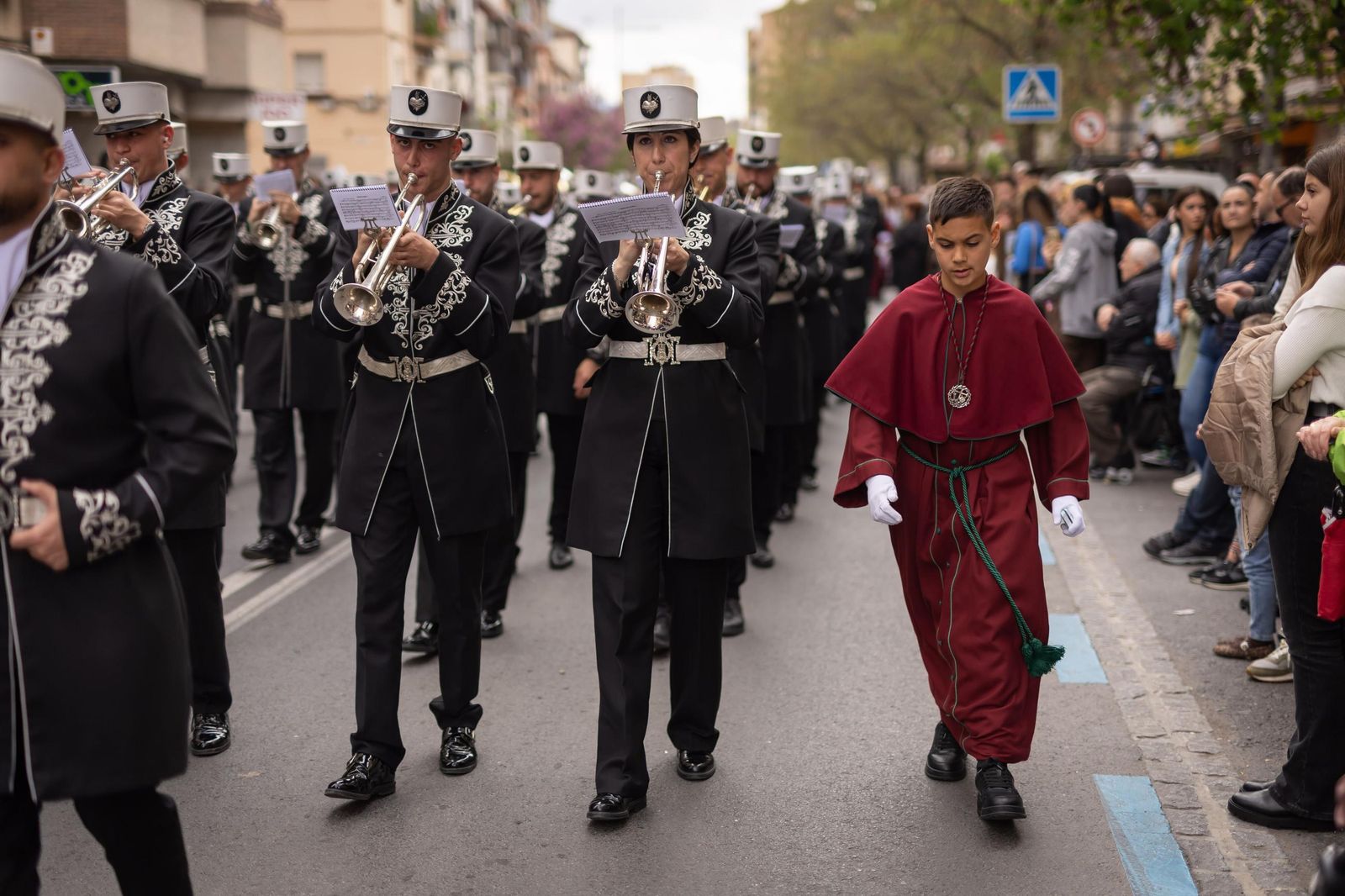 Así vivió Granada la salida de la Hermandad del Trabajo 2025