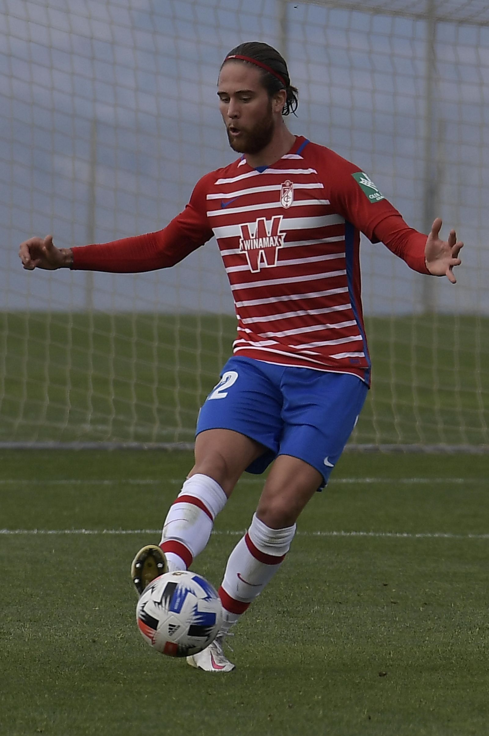 Bruno Morais intenta un pase vertical.