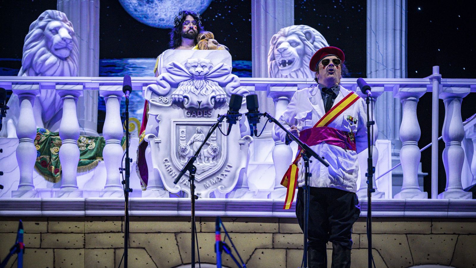 Vera Luque como Francisco Franco en el pregón del Carnaval de Cádiz 2026 de Manu Sánchez