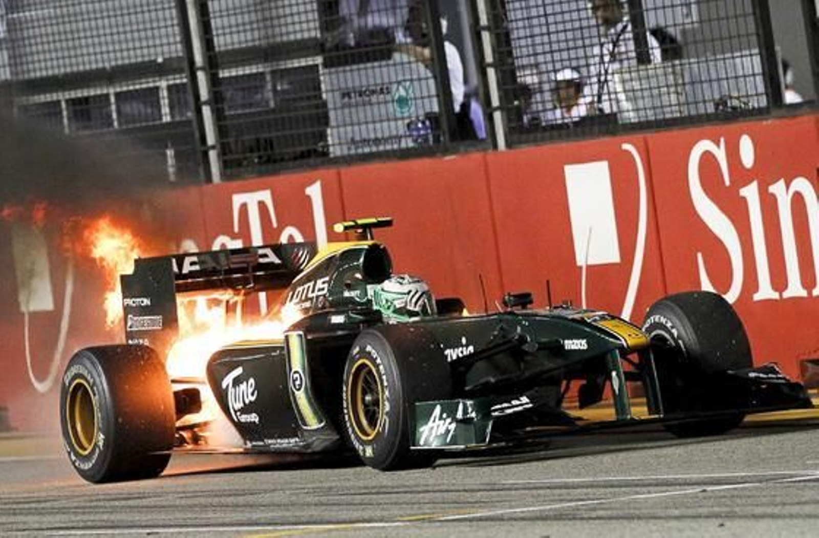 Fernando Alonso se acerca al liderato del Mundial tras ganar el Gran Premio de Singapur. / EFE