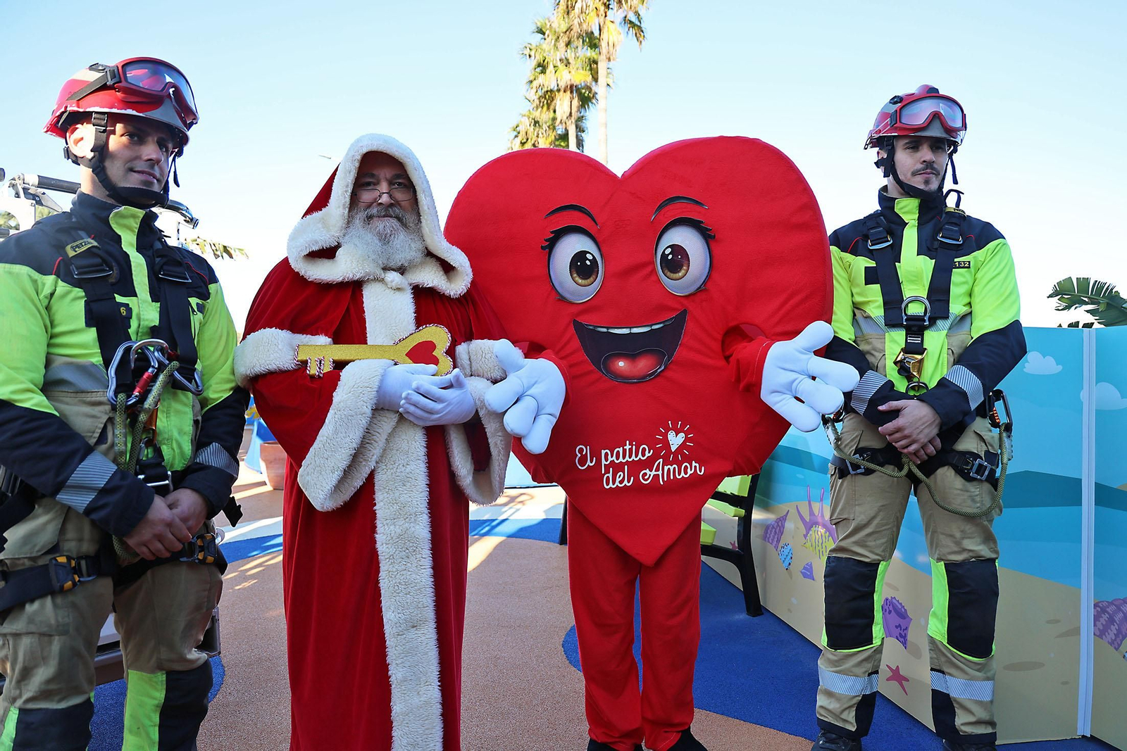 La mágica visita de Papá Noel a el Patio del Amor de Pediatría del Hospital Juan Ramón Jiménez