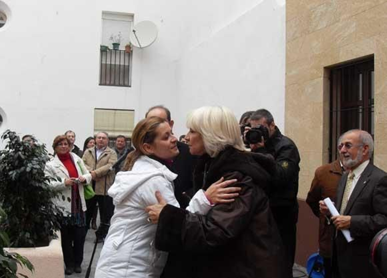 Teófila Martínez ha entregado dos promociones de viviendas del programa municipal en el barrio de Santa María de Cádiz./Fotos: A.G.

Foto: A.G.
