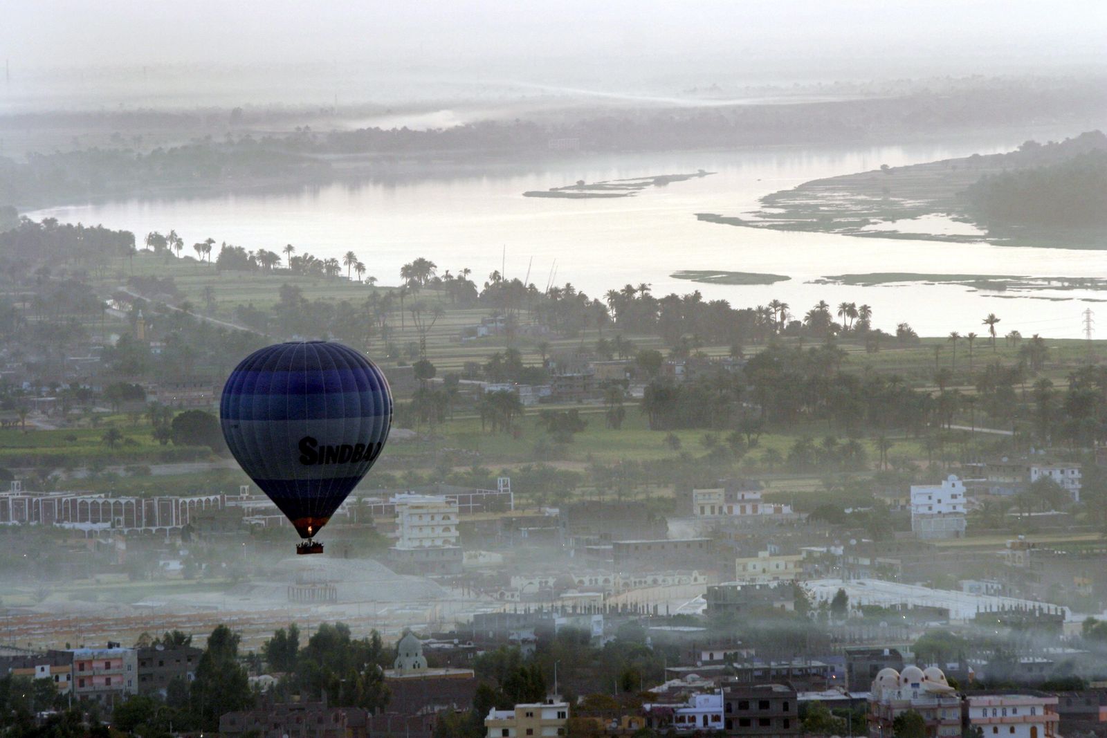 18 muertos al caer un globo aerostático con turistas en Egipto