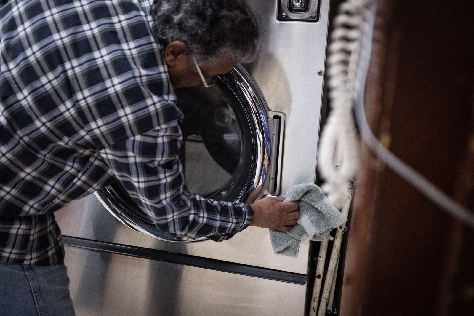 Lavar la ropa en la lavadora, siempre que sea posible.