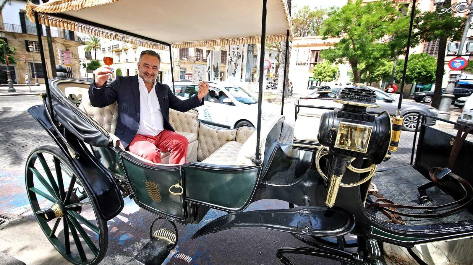 Manuel Sotelino muestra el libro montado en un carruaje.