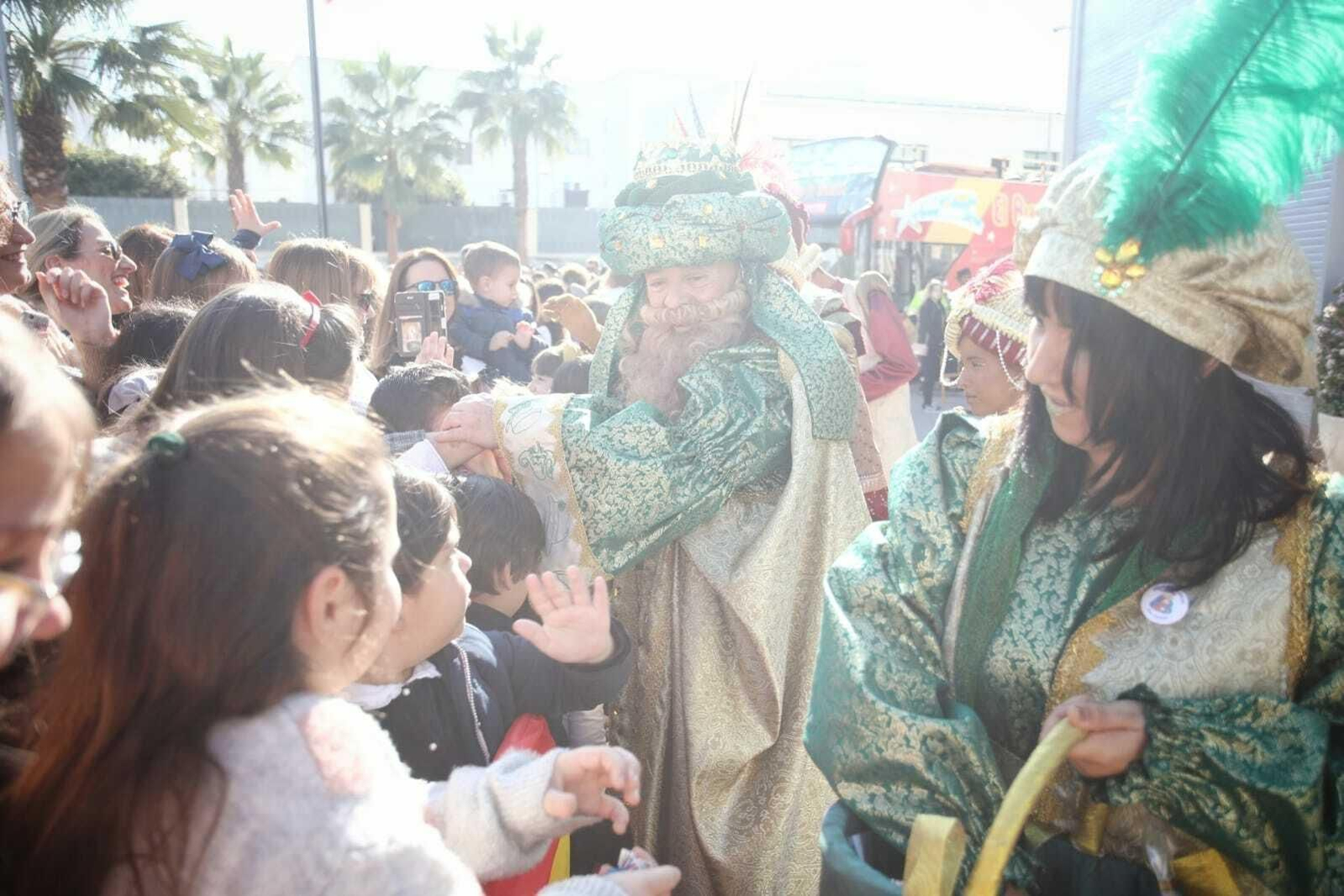 Los Reyes Magos de Cádiz visitan a la Guardia Civil