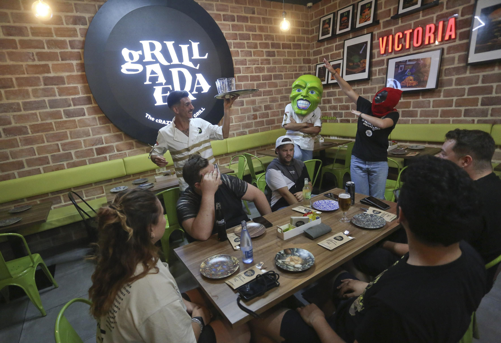 Esta es La Grillaera, el restaurante de Málaga que publica en la carta el sueldo de sus camareros