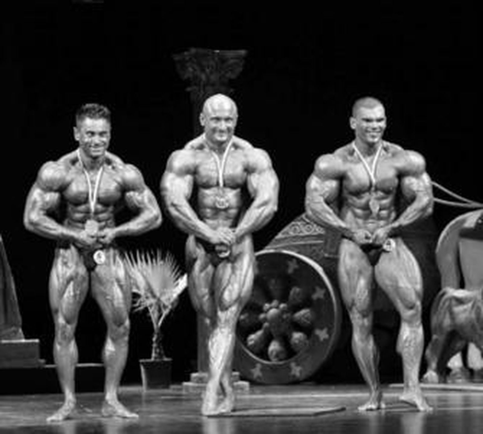 Los tres primeros clasificados, con las medallas ya colgadas, exhiben todo su potencial.