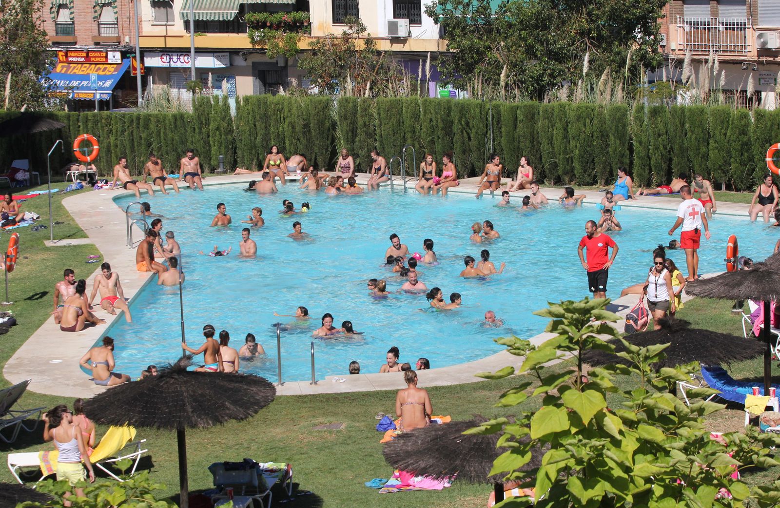 Una piscina de una urbanización.
