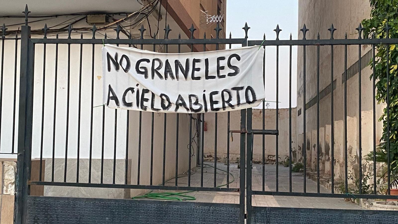 Vecinos de Varadero colocan carteles por los graneles al aire libre del Puerto