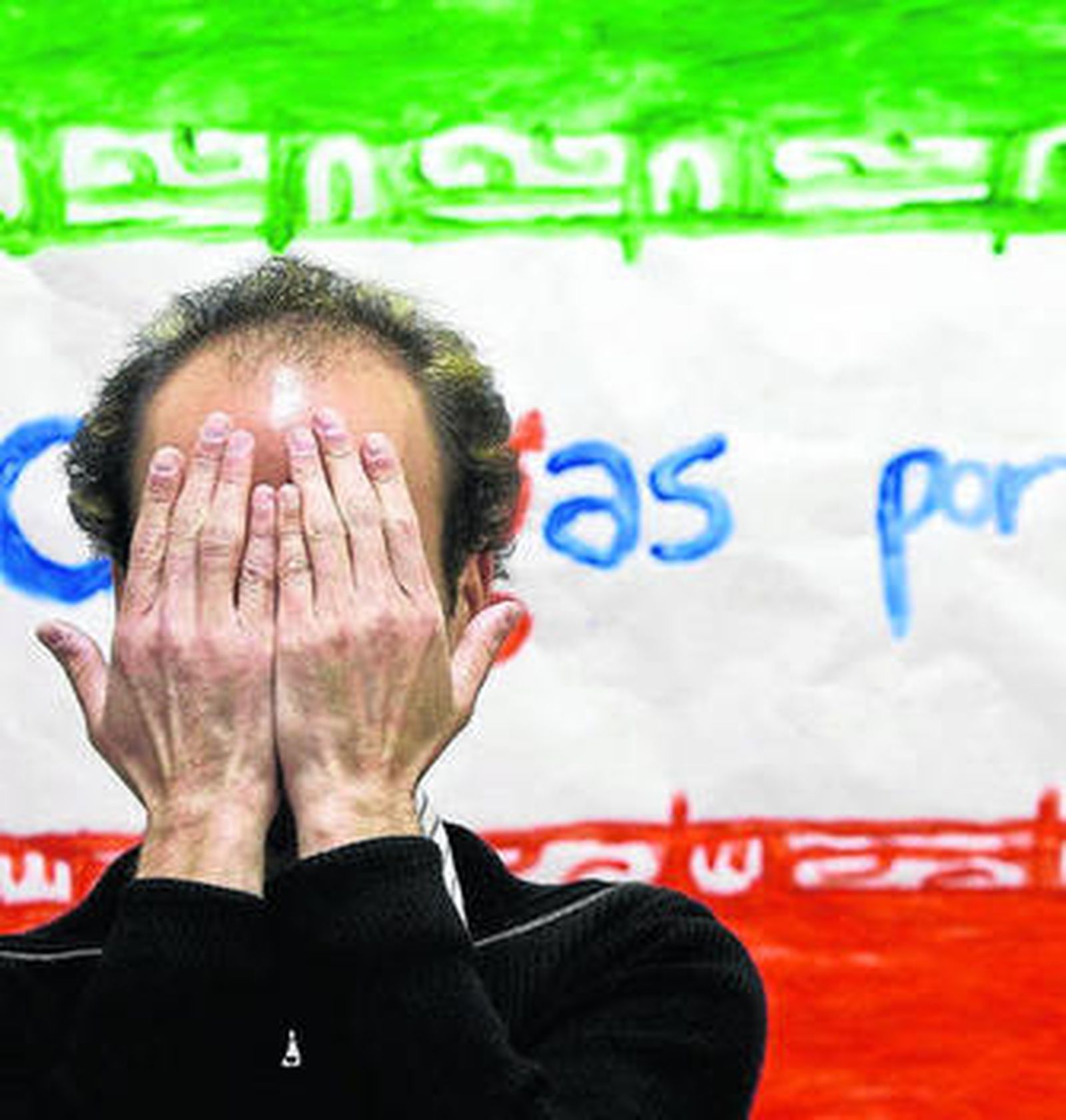 Alí (nombre ficticio) se tapa la cara para no ser identificado.