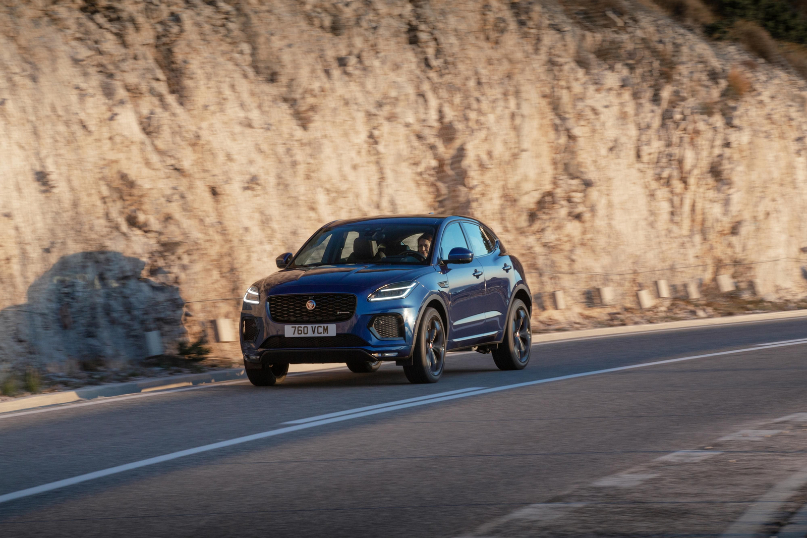 El baby SUV de Jaguar, el E-Pace, estrena versión PHEV