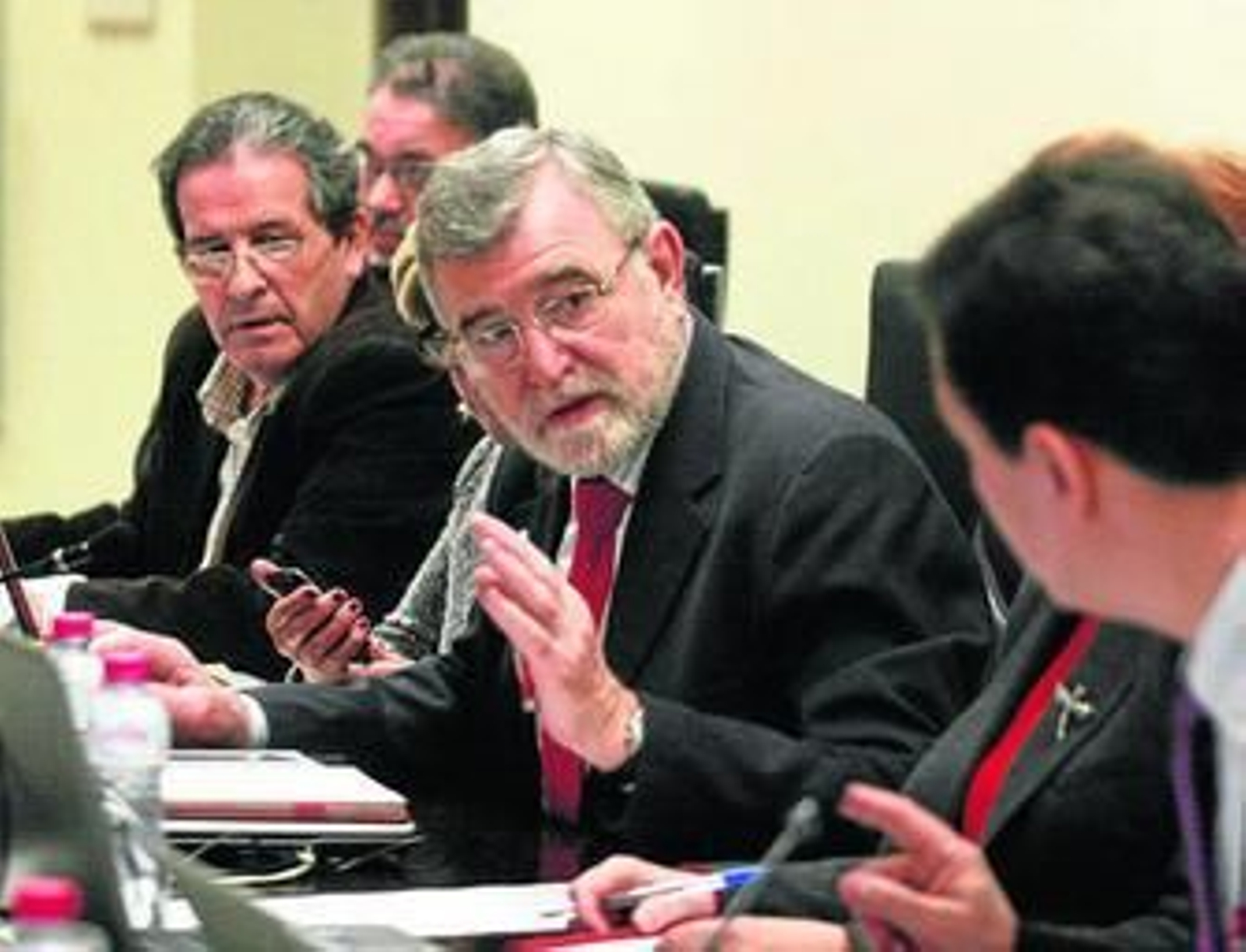 El rector, en el centro, ayer durante el consejo de gobierno.