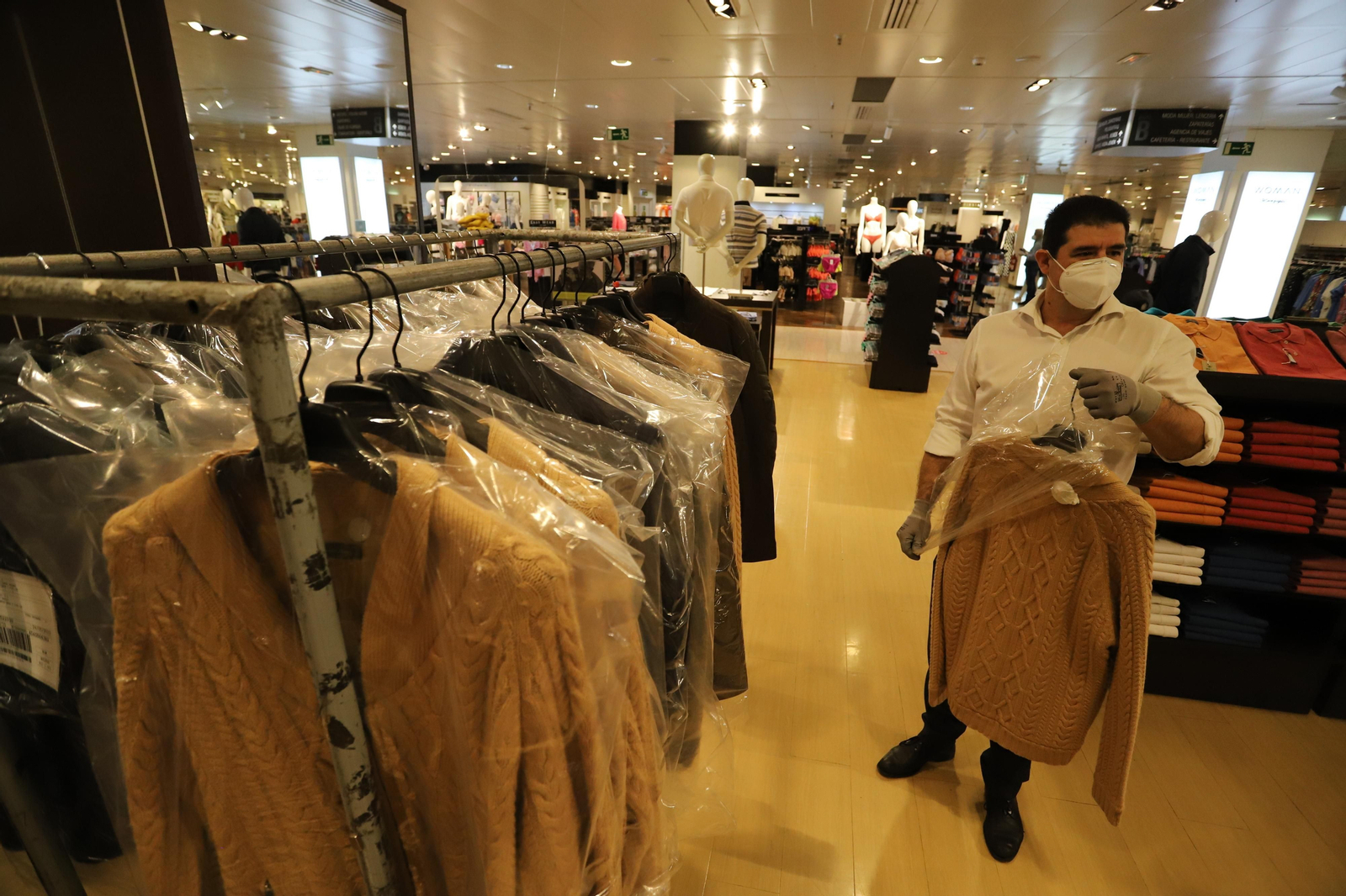 Imágenes del Corte Ingles retomando su actividad en la fase dos de la desescalada en Huelva